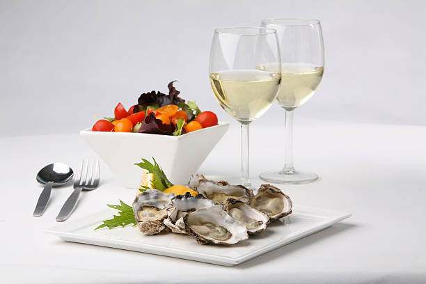 プレートのカキ、白ワイン - pacific oyster ストックフォトと画像