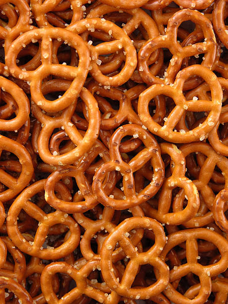 bretzels arrière-plan - bretzl photos et images de collection