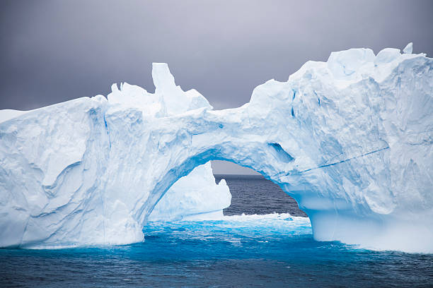 antartide iceberg arco naturale - rough antarctica wintry landscape south pole foto e immagini stock