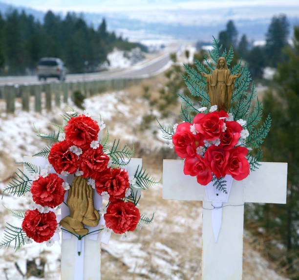 autostrada memorial przecina - memorial roadside cross cross shape zdjęcia i obrazy z banku zdjęć