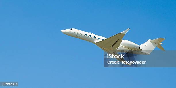 Executivo Jet - Fotografias de stock e mais imagens de Avião - Avião, Descolar - Atividade, Pequeno