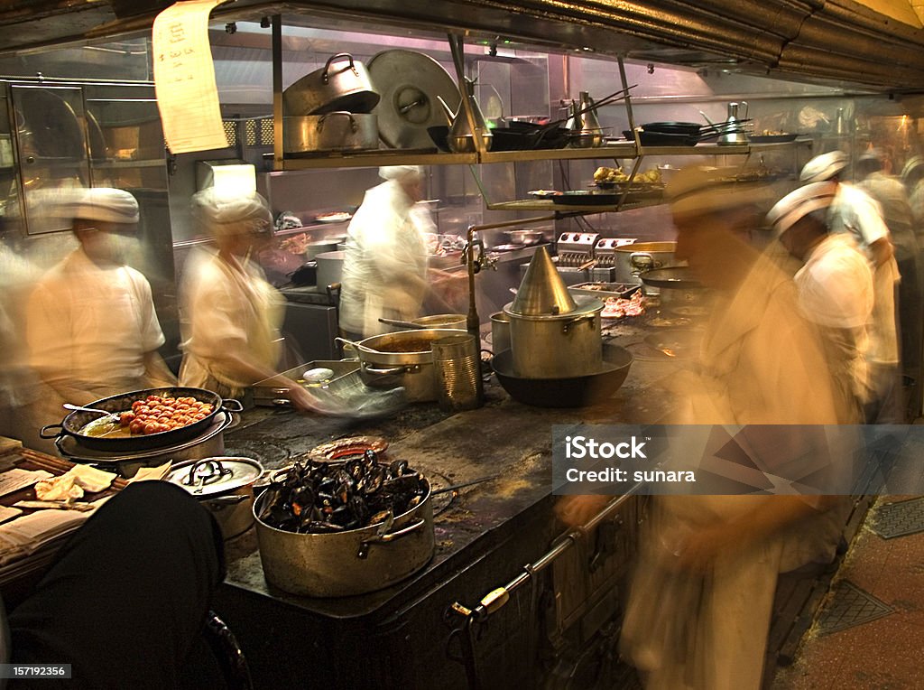 Restaurante de cocina - Foto de stock de Cocina comercial libre de derechos