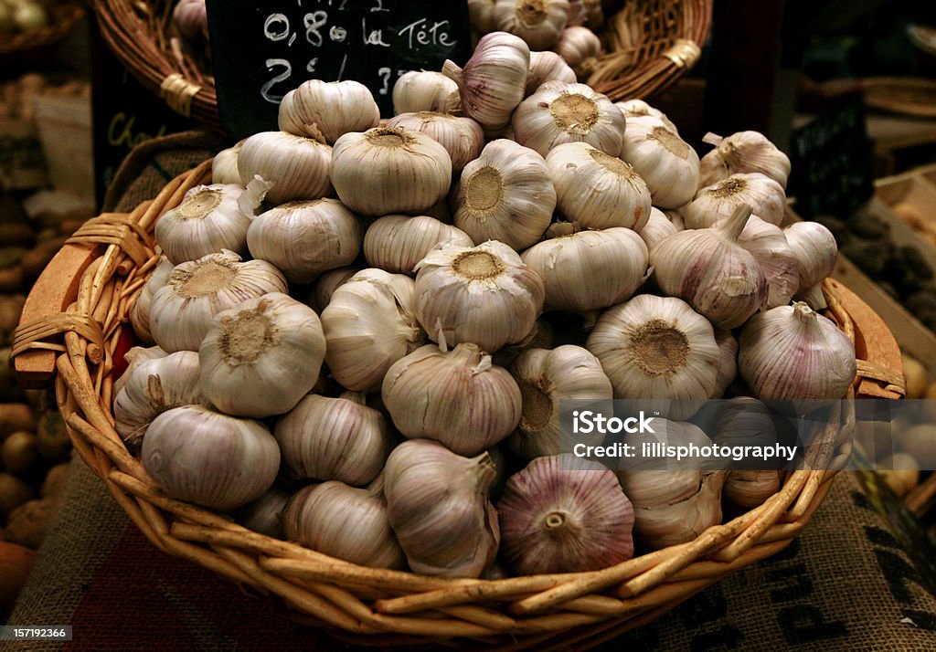 Ail frais et des clous de girofle avec panier au marché Provence - Photo de Ail - Légume à bulbe libre de droits