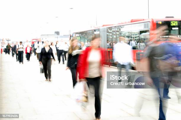 Ermäßigung Zu Arbeiten Stockfoto und mehr Bilder von Bewegungsunschärfe - Bewegungsunschärfe, Weißer Hintergrund, Menschen