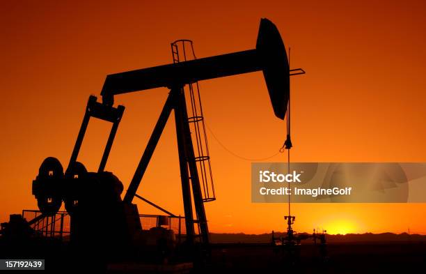 Pumpjack Silhouette Stockfoto und mehr Bilder von Abenddämmerung - Abenddämmerung, Ausrüstung und Geräte, Bergbau