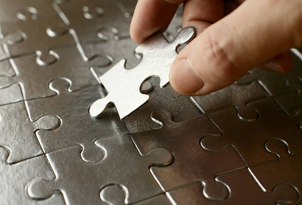 rompecabezas de platino - jigsaw piece puzzle jigsaw puzzle metal fotografías e imágenes de stock