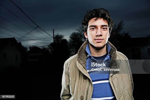 Cielo Oscuro Hombre De Retrato Foto de stock y más banco de imágenes de Adulto - Adulto, Adulto joven, Aire libre