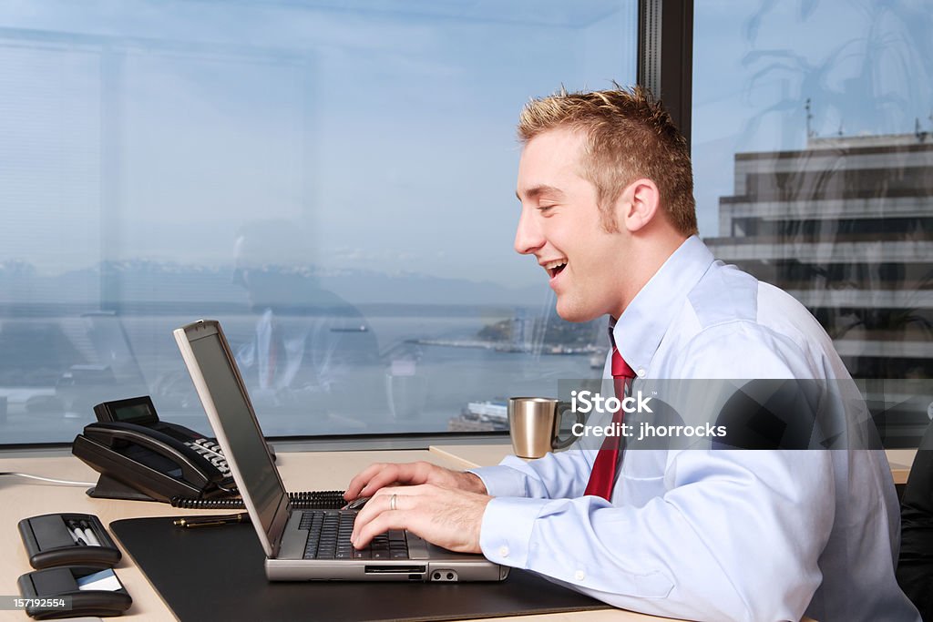 Geschäftsmann bei der Arbeit gerne - Lizenzfrei Bürogebäude Stock-Foto