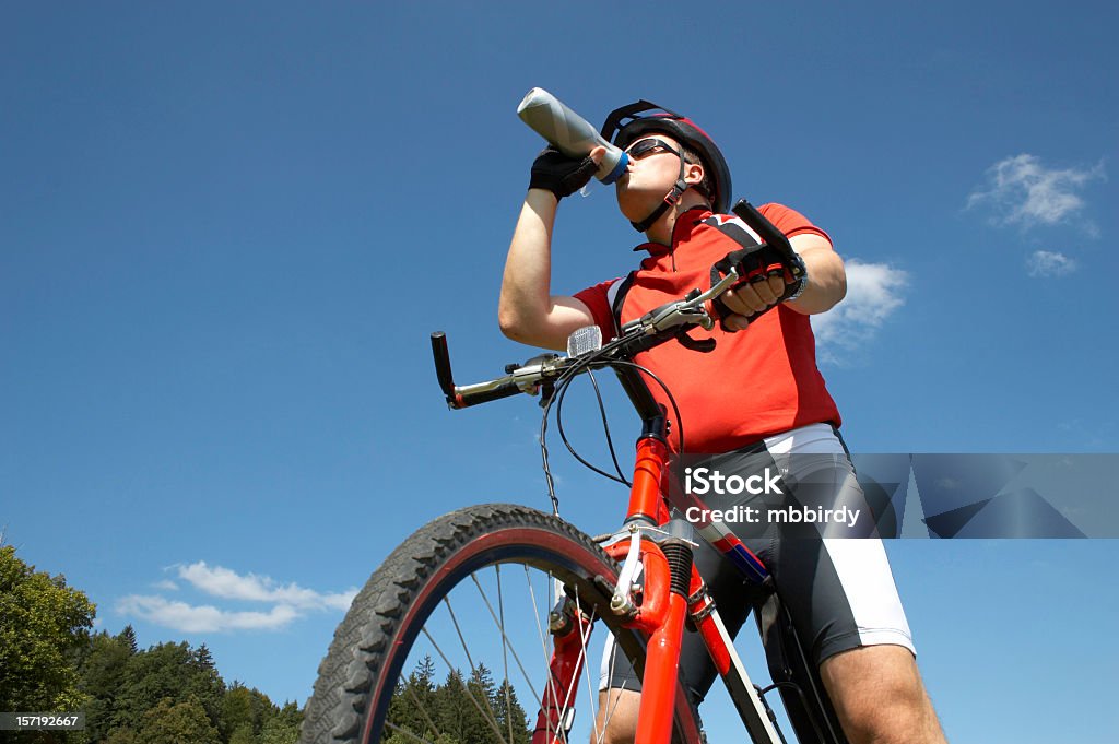 Mountainbiker на горный велосипед в живописном съемки - Стоковые фото Активный образ жизни роялти-фри