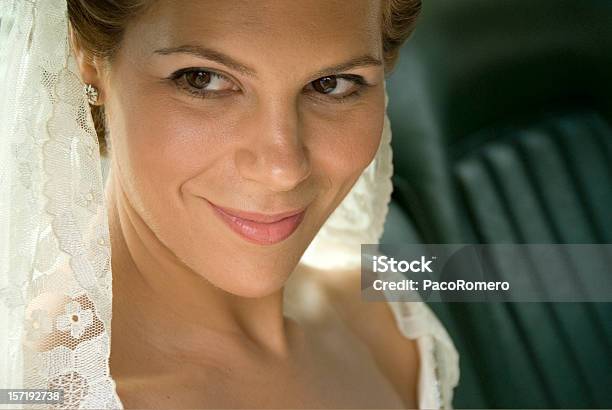 Braut Erwarten Sie In Der Rolls Royce Stockfoto und mehr Bilder von Abendkleid - Abendkleid, Abwarten, Attraktive Frau