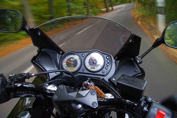 tirando controle - motorcycle motorcycle point of view road biker - fotografias e filmes do acervo