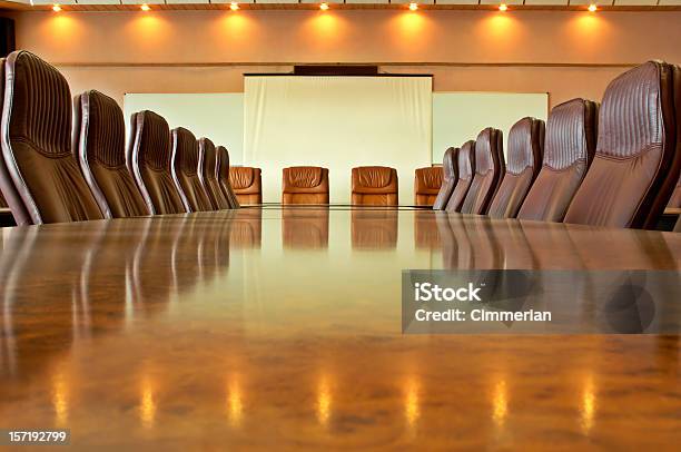 Sala De Juntas Foto de stock y más banco de imágenes de Sala de reuniones para directivos - Sala de reuniones para directivos, Sala de conferencias, Sin personas