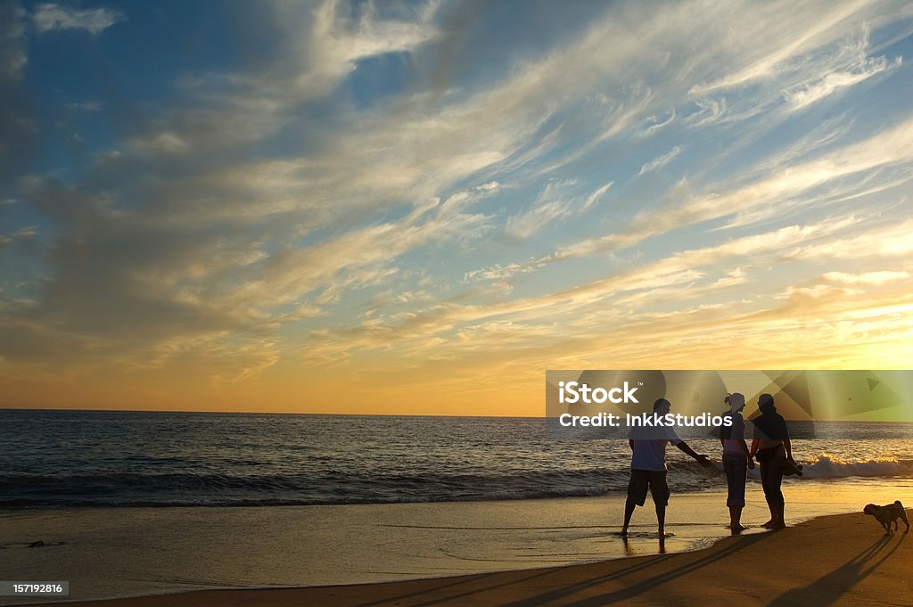 Famille sur la plage - Photo de Bleu libre de droits
