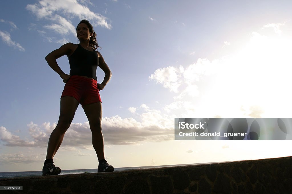 Mulher atlética vitorioso de pé com as mãos nos quadris - Foto de stock de Adulto royalty-free