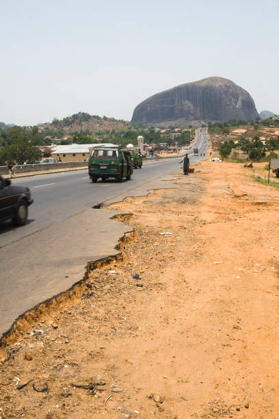 droga do zuma rock - nigeria africa abuja landscape zdjęcia i obrazy z banku zdjęć