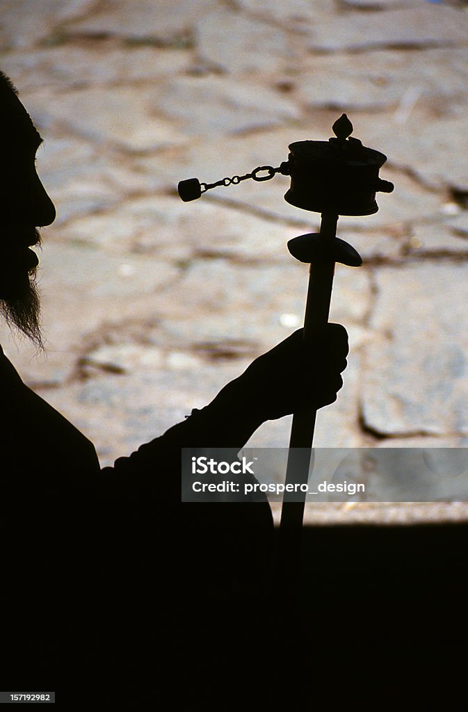 Тибетский monk с Молитвенный барабан - Стоковые фото Молиться роялти-фри