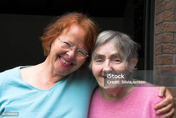 Tomar Cuidado - Fotografias de stock e mais imagens de 50 Anos - 50 Anos, 70 anos, Abraçar