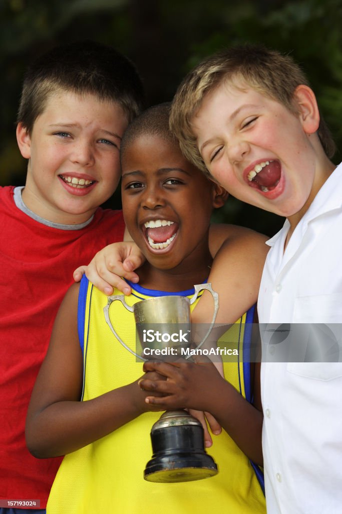 Tre Schoolboys festeggiare - Foto stock royalty-free di Amicizia