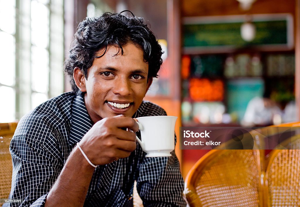 Sorridente Sri Lanka jovem beber chá em uma loja. - Royalty-free Cultura Cingalesa Foto de stock
