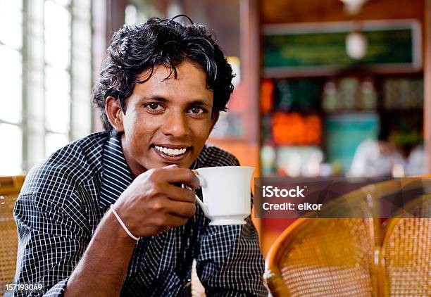 Sorridente Sri Lanka Jovem Beber Chá Em Uma Loja - Fotografias de stock e mais imagens de Cultura Cingalesa - Cultura Cingalesa, Homens Jovens, Sri Lanka