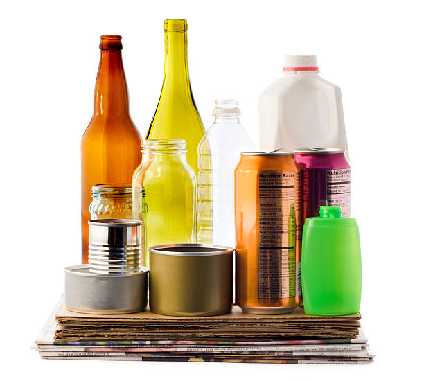 recyclage des emballages en carton, du papier, du plastique, verre de bouteilles et de canettes - packaging recycling bottle plastic photos et images de collection