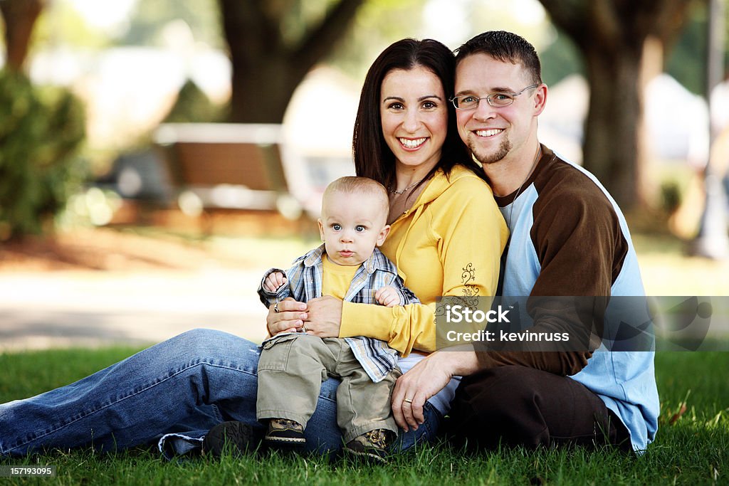 Jovem feliz família segurando seu filho - Royalty-free Adulto Foto de stock