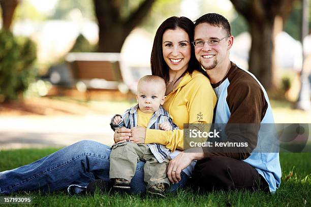 Jovem Feliz Família Segurando Seu Filho - Fotografias de stock e mais imagens de Adulto - Adulto, Ao Ar Livre, Bebé