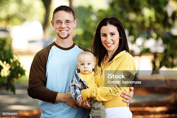 Photo libre de droit de Jeune Famille Tenant Son Bébé banque d'images et plus d'images libres de droit de Adulte - Adulte, Beauté, Belle femme