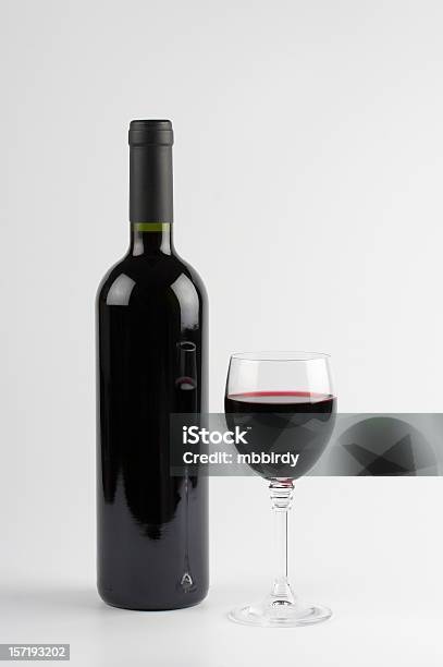 Garrafa De Vinho Tinto E Vidro Isolado Em Fundo Branco - Fotografias de stock e mais imagens de Garrafa de Vinho