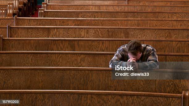 Pregare In Chiesa - Fotografie stock e altre immagini di Chiesa - Chiesa, Pregare, Uomini