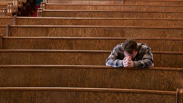 rezar na igreja - praying men god kneeling imagens e fotografias de stock