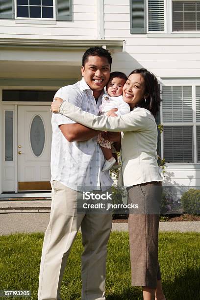 Happy Familia Foto de stock y más banco de imágenes de Etnias asiáticas e indias - Etnias asiáticas e indias, Familia, Suburbio - Zona residencial