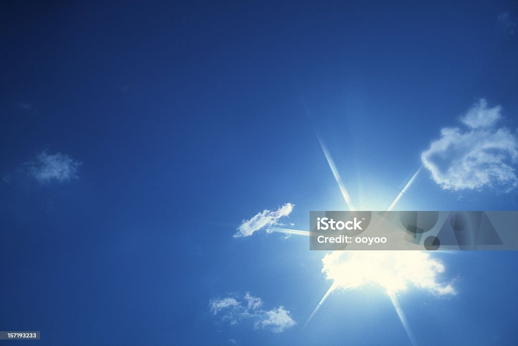 Nuvole con raggio di sole - Foto stock royalty-free di Ambientazione esterna