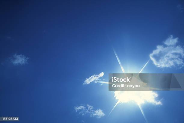 Nuvole Con Raggio Di Sole - Fotografie stock e altre immagini di Ambientazione esterna - Ambientazione esterna, Ambiente, Blu