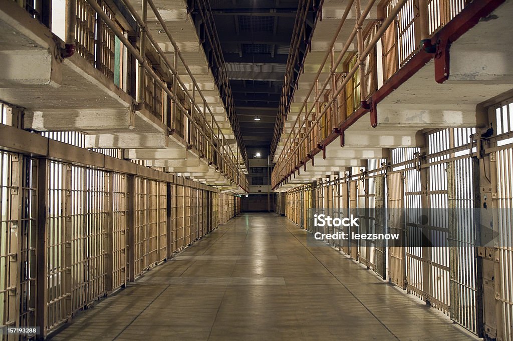 Dentro da prisão de Alcatraz-linha de bares e células - Foto de stock de Prisão royalty-free