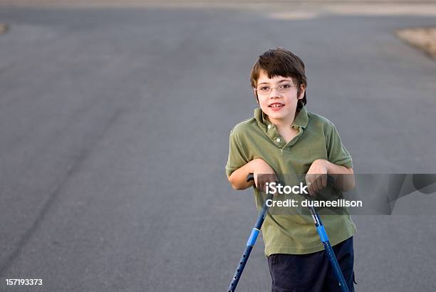 Niepełnosprawnych Chłopiec Z Laski - zdjęcia stockowe i więcej obrazów Mózgowe porażenie dziecięce - Mózgowe porażenie dziecięce, Dziecko, Dzieciństwo