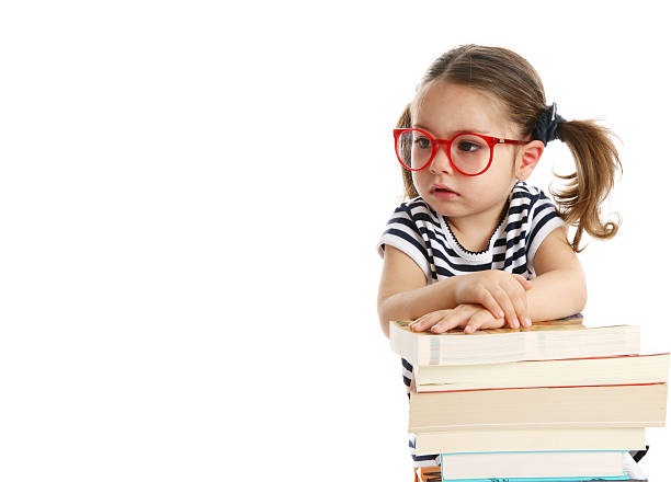kleines genie mit büchern zu lesen - child glasses eyewear little girls stock-fotos und bilder