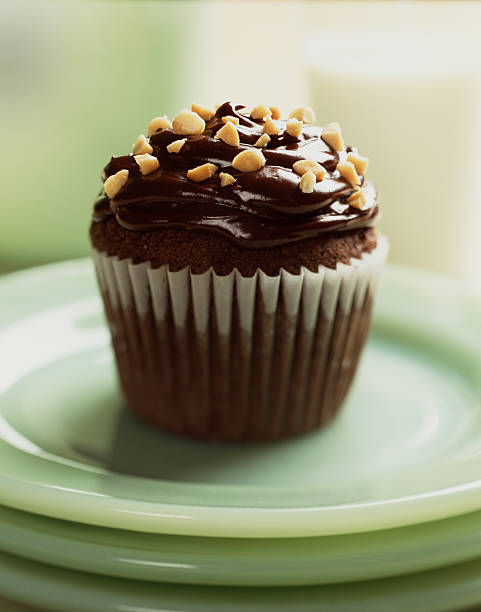 schokolade cupcake - cupcake chocolate icing candy stock-fotos und bilder