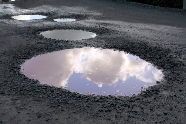 azul cielo reflejan después de las lluvias - puddle fotografías e imágenes de stock