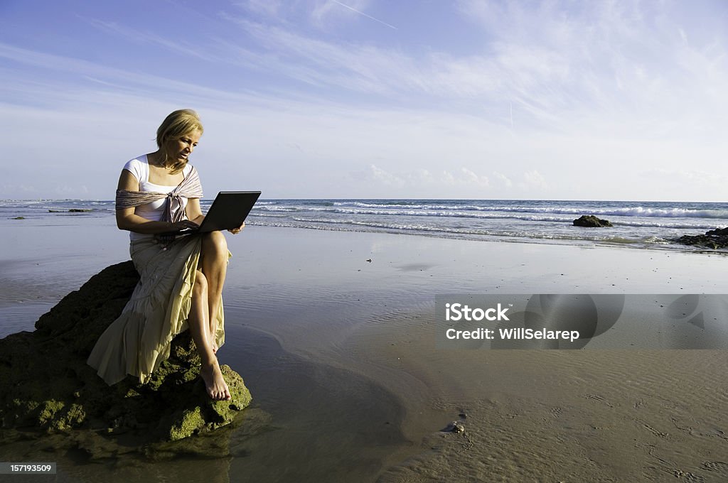 Ordinateur portable sur la plage - Photo de Ordinateur portable libre de droits