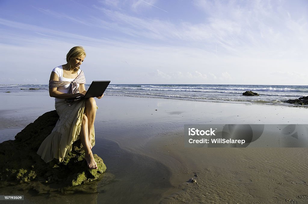 Laptopa na plaży - Zbiór zdjęć royalty-free (Laptop)
