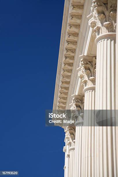 Photo libre de droit de Des Colonnes Corinthiennes Bleu Ciel banque d'images et plus d'images libres de droit de Activité bancaire - Activité bancaire, Architecture, Colonnade