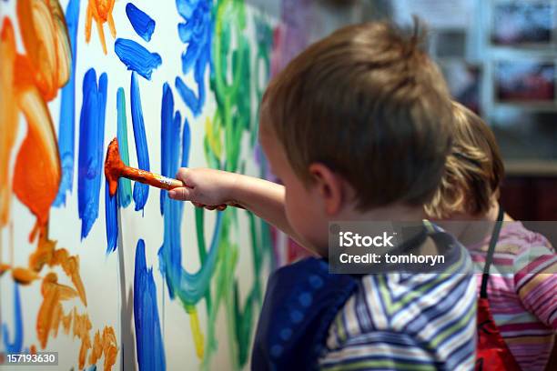 Creator Stockfoto und mehr Bilder von Malen - Malen, Schulgebäude, Zwei Personen