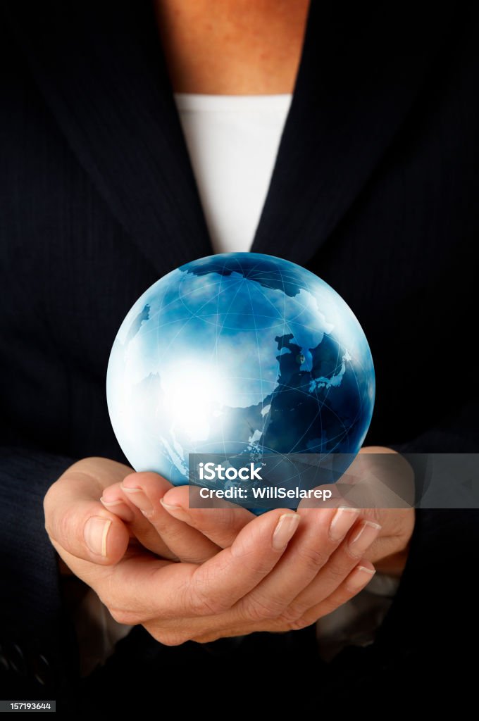 Mujer de negocios con el mundo en sus manos - Foto de stock de Color negro libre de derechos