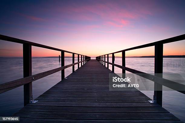 Lange Hölzerne Dock Und Lake Bei Sonnenaufgang Stockfoto und mehr Bilder von Anlegestelle - Anlegestelle, Bootssteg, Brücke