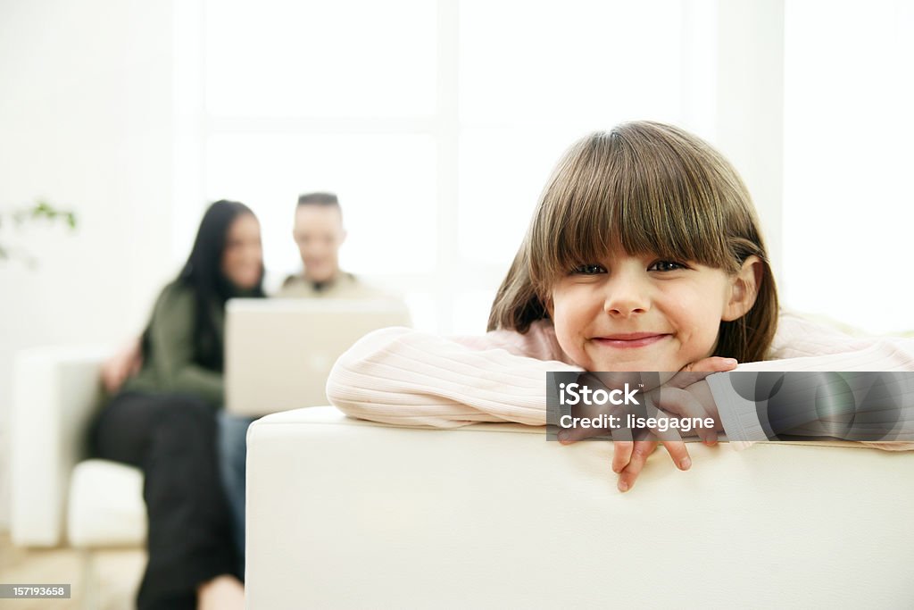 Petite fille dans une salle de séjour - Photo de Activité de loisirs libre de droits
