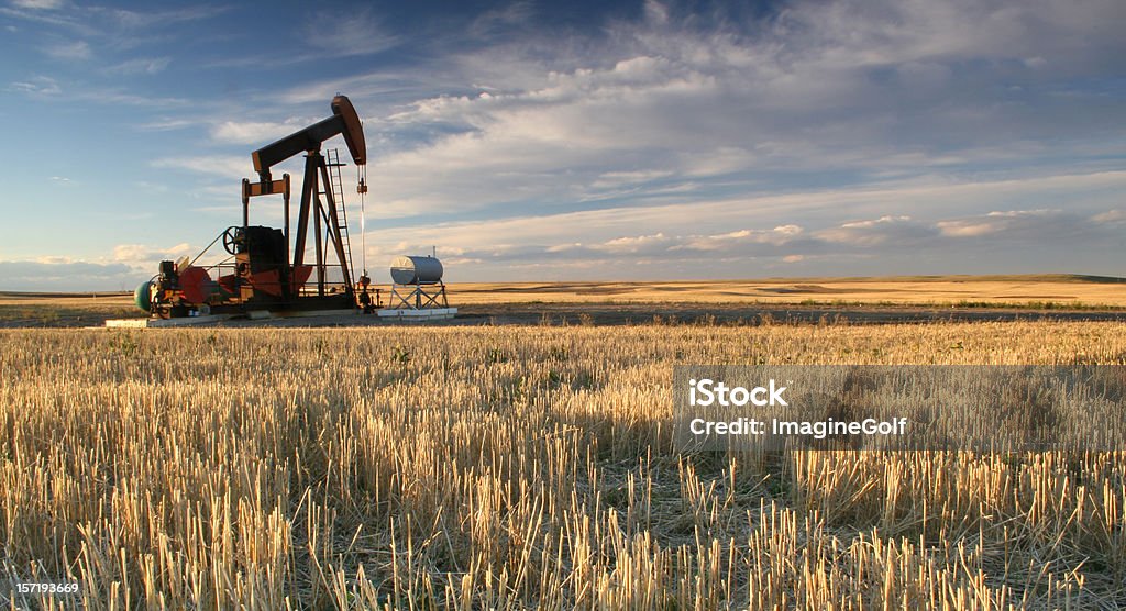 Prairie Pumpjack em Alberta Indústria Petrolífera - Foto de stock de Indústria Petrolífera royalty-free