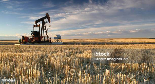 Foto de Prairie Pumpjack Em Alberta Indústria Petrolífera e mais fotos de stock de Indústria Petrolífera - Indústria Petrolífera, Sonda Petrolífera, Alberta