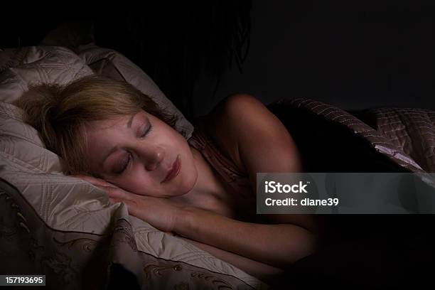 Forma Pacífica Dormir - Fotografias de stock e mais imagens de Adulto - Adulto, Almofada - Roupa de Cama, Cabelo Louro
