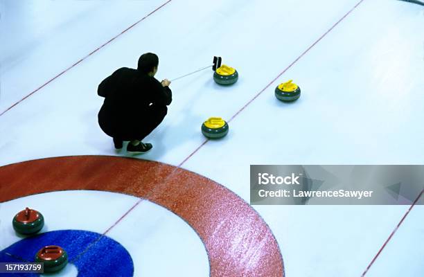 Photo libre de droit de Curling En Action banque d'images et plus d'images libres de droit de Glace - Glace, Sport, Jeu